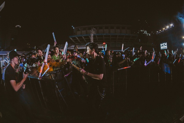 Không còn diễn bằng ca khúc của Jack, K-ICM mang nguyên set EDM quẩy banh nóc trên nền nhạc... dân ca tại TP. HCM - Ảnh 6.