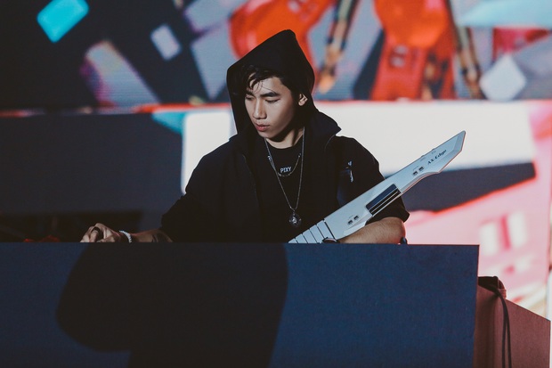 Không còn diễn bằng ca khúc của Jack, K-ICM mang nguyên set EDM quẩy banh nóc trên nền nhạc... dân ca tại TP. HCM - Ảnh 11.