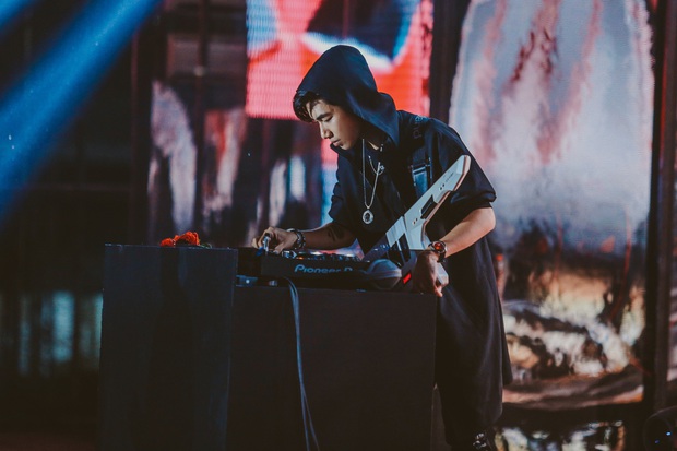 Không còn diễn bằng ca khúc của Jack, K-ICM mang nguyên set EDM quẩy banh nóc trên nền nhạc... dân ca tại TP. HCM - Ảnh 10.