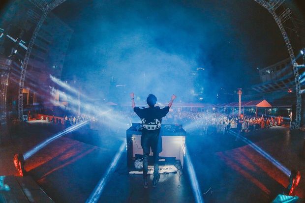 Không còn diễn bằng ca khúc của Jack, K-ICM mang nguyên set EDM quẩy banh nóc trên nền nhạc... dân ca tại TP. HCM - Ảnh 5.