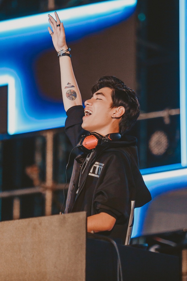 Không còn diễn bằng ca khúc của Jack, K-ICM mang nguyên set EDM quẩy banh nóc trên nền nhạc... dân ca tại TP. HCM - Ảnh 3.