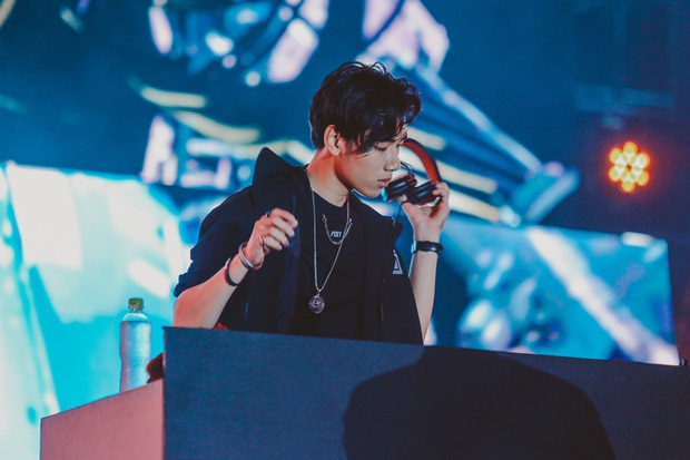 Không còn diễn bằng ca khúc của Jack, K-ICM mang nguyên set EDM quẩy banh nóc trên nền nhạc... dân ca tại TP. HCM - Ảnh 8.