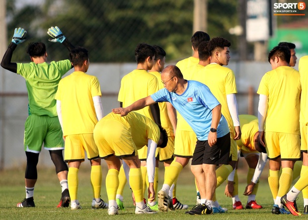 Cái kết sấp mặt của trung vệ U23 Việt Nam sau khi bị thầy Park nhéo tai nhắc nhở - Ảnh 8.