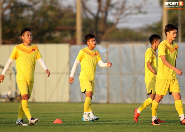 U23 Việt Nam rèn thể lực cực gắt ngay buổi tập chính thức đầu tiên tại Thái Lan - Ảnh 12.