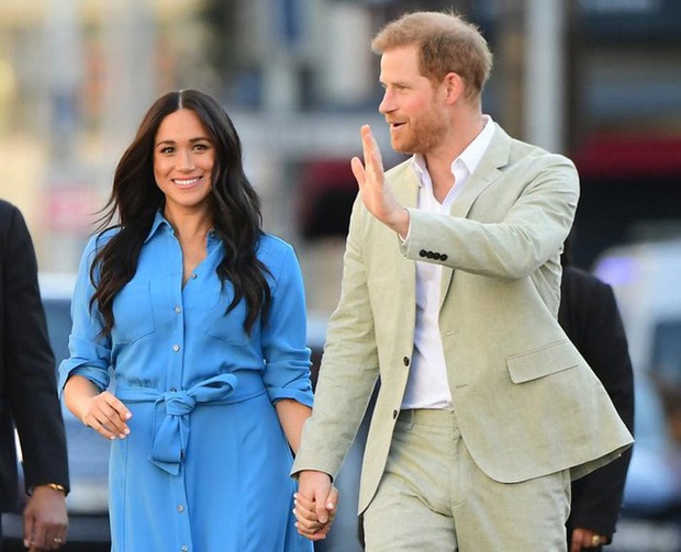 Vợ chồng Meghan Markle dính nghi án sắp bị loại khỏi gia đình Hoàng gia Anh bởi một loạt chi tiết bất thường - Ảnh 2. Vợ chồng Meghan Markle dính nghi án sắp bị loại khỏi gia đình Hoàng gia Anh bởi một loạt chi tiết bất thường - Ảnh 2.