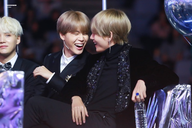 Jimin và V (BTS) cứ bám dính lấy nhau giữa thanh thiên bạch nhật bất kể vui buồn, tình bạn mà lãng mạn hơn tình yêu là đây chứ đâu! - Ảnh 14.