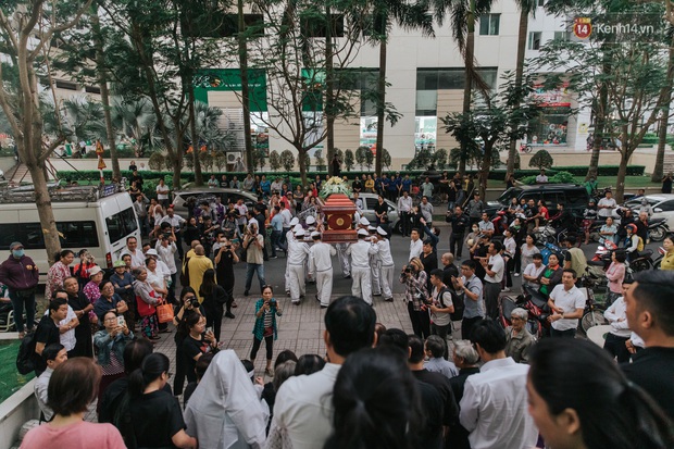 Quyền Linh, Long Nhật thương tiếc, vợ cố nghệ sĩ Chánh Tín khóc ngất trong giây phút tiễn biệt chồng về nơi chín suối - Ảnh 15.