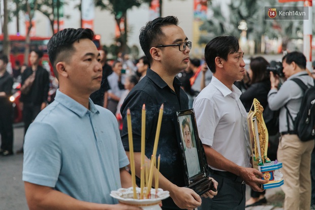 Quyền Linh, Long Nhật thương tiếc, vợ cố nghệ sĩ Chánh Tín khóc ngất trong giây phút tiễn biệt chồng về nơi chín suối - Ảnh 10.