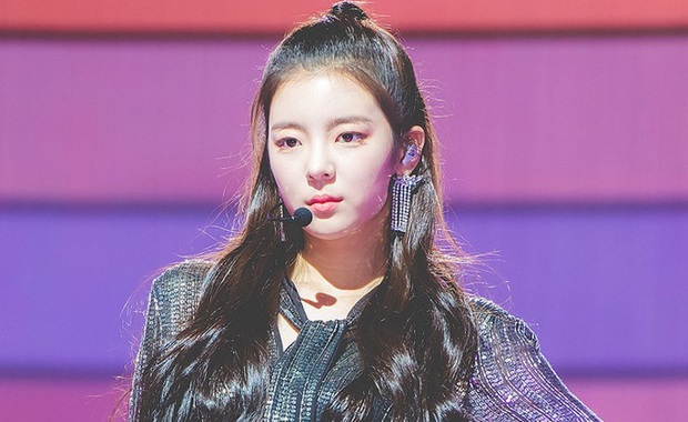 Là giọng ca chính nhưng bị chê hát dở, thành viên ITZY đập tan nghi vấn kém tài nhờ video hát cực hay khi chưa debut - Ảnh 1.