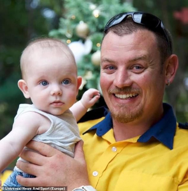 Bé trai 19 tháng tuổi ngậm ti giả nhận huy chương thay người cha đã khuất, hy sinh trong thảm họa cháy rừng ở Úc - Ảnh 2.