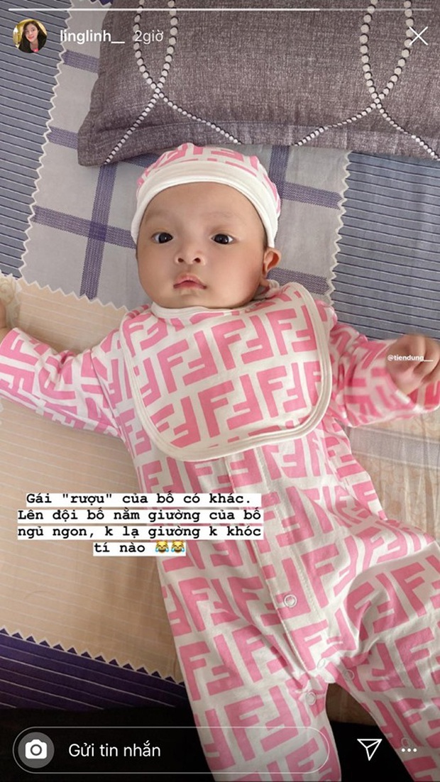 Rich kid mới nổi của làng túc cầu gọi tên con gái Bùi Tiến Dũng: Mới 2 tháng tuổi đã được diện hàng hiệu từ đầu tới chân - Ảnh 2. Rich kid mới nổi của làng túc cầu gọi tên con gái Bùi Tiến Dũng: Mới 2 tháng tuổi đã được diện hàng hiệu từ đầu tới chân - Ảnh 2.