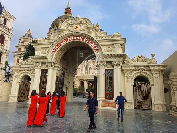 Cận cảnh bên trong tòa lâu đài dát vàng nghìn tỷ của đại gia Ninh Bình - Ảnh 4. Cận cảnh bên trong tòa lâu đài dát vàng nghìn tỷ của đại gia Ninh Bình - Ảnh 4.