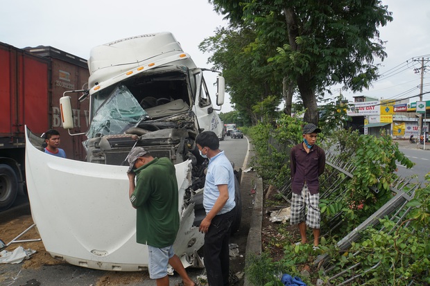 TP.HCM: Xe container nát đầu vì húc đuôi ô tô tải, tài xế mắc kẹt gào thét kêu cứu - Ảnh 2.