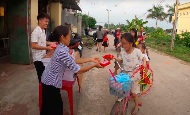 Mẹ con Bà Tân Vlog có động thái trái ngược khi tung clip dịp Trung thu, xuất hiện dấu hiệu lừa dối người xem - Ảnh 6.