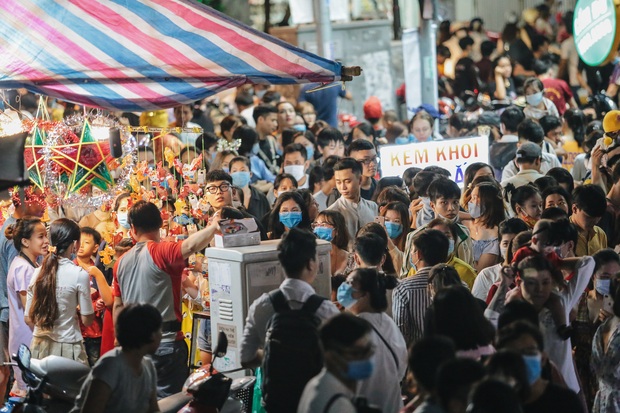 Người dân 3 miền chen chúc nhau toát mồ hôi trong đêm Trung thu - Ảnh 15.