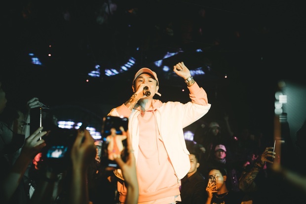 Hậu nghi vấn hát nhép, Binz tái xuất tại một quán bar, hát live 100%, giọng thật át luôn cả tiếng nhạc nền? - Ảnh 2.