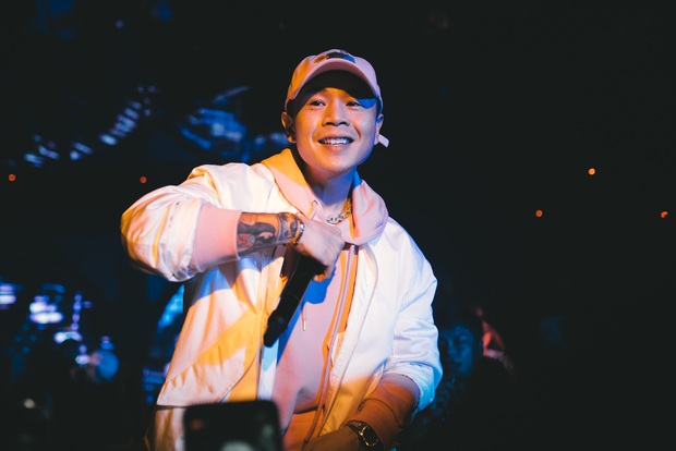 Hậu nghi vấn hát nhép, Binz tái xuất tại một quán bar, hát live 100%, giọng thật át luôn cả tiếng nhạc nền? - Ảnh 3.