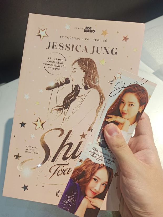Jessica mượn danh SNSD để bán sách thành công, tự truyện thật ra chẳng có miếng liên quan mà chưa gì đã vội nhá hàng phần 2? - Ảnh 1. Jessica mượn danh SNSD để bán sách thành công, tự truyện thật ra chẳng có miếng liên quan mà chưa gì đã vội nhá hàng phần 2? - Ảnh 1.