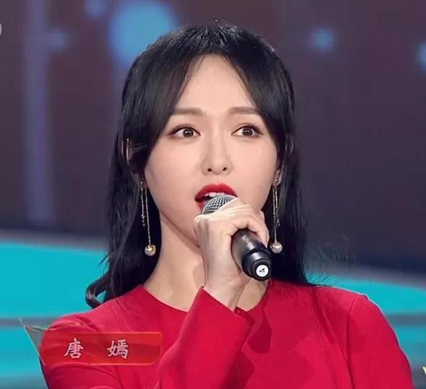 Hàng loạt mỹ nhân lộ khuyết điểm trên sóng CCTV: Angela Baby lão hoá, Dương Tử vòng 2 lớn, thất vọng nhất là Âu Dương Na Na - Ảnh 8. Hàng loạt mỹ nhân lộ khuyết điểm trên sóng CCTV: Angela Baby lão hoá, Dương Tử vòng 2 lớn, thất vọng nhất là Âu Dương Na Na - Ảnh 8.