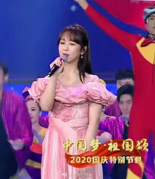 Hàng loạt mỹ nhân lộ khuyết điểm trên sóng CCTV: Angela Baby lão hoá, Dương Tử vòng 2 lớn, thất vọng nhất là Âu Dương Na Na - Ảnh 5. Hàng loạt mỹ nhân lộ khuyết điểm trên sóng CCTV: Angela Baby lão hoá, Dương Tử vòng 2 lớn, thất vọng nhất là Âu Dương Na Na - Ảnh 5.