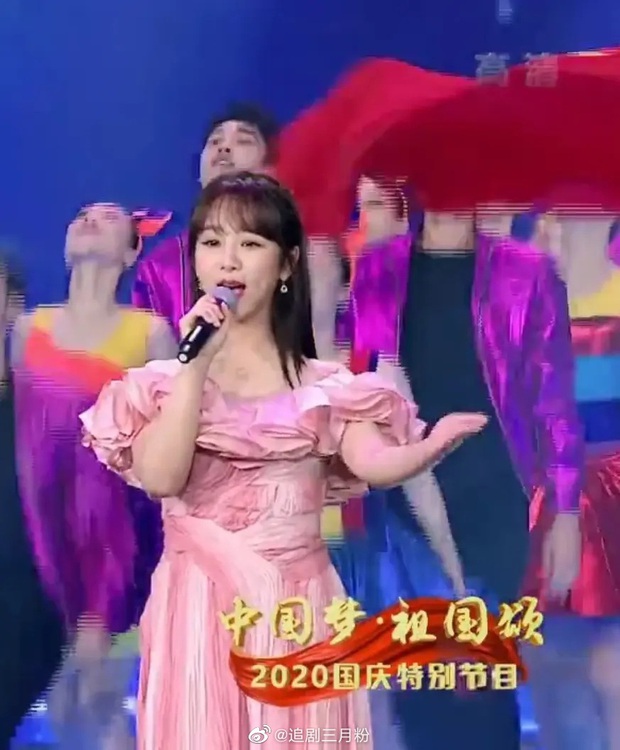 Hàng loạt mỹ nhân lộ khuyết điểm trên sóng CCTV: Angela Baby lão hoá, Dương Tử vòng 2 lớn, thất vọng nhất là Âu Dương Na Na - Ảnh 4. Hàng loạt mỹ nhân lộ khuyết điểm trên sóng CCTV: Angela Baby lão hoá, Dương Tử vòng 2 lớn, thất vọng nhất là Âu Dương Na Na - Ảnh 4.