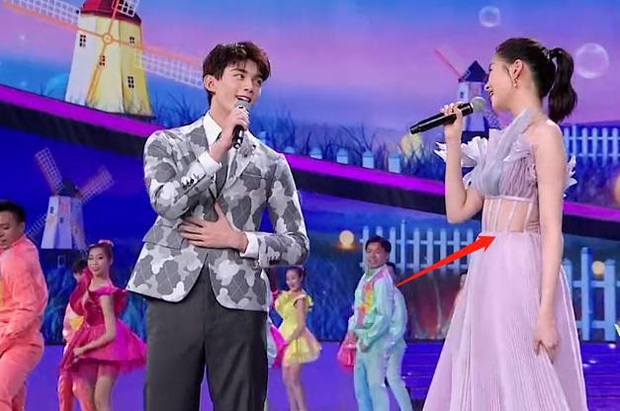 Hàng loạt mỹ nhân lộ khuyết điểm trên sóng CCTV: Angela Baby lão hoá, Dương Tử vòng 2 lớn, thất vọng nhất là Âu Dương Na Na - Ảnh 10. Hàng loạt mỹ nhân lộ khuyết điểm trên sóng CCTV: Angela Baby lão hoá, Dương Tử vòng 2 lớn, thất vọng nhất là Âu Dương Na Na - Ảnh 10.