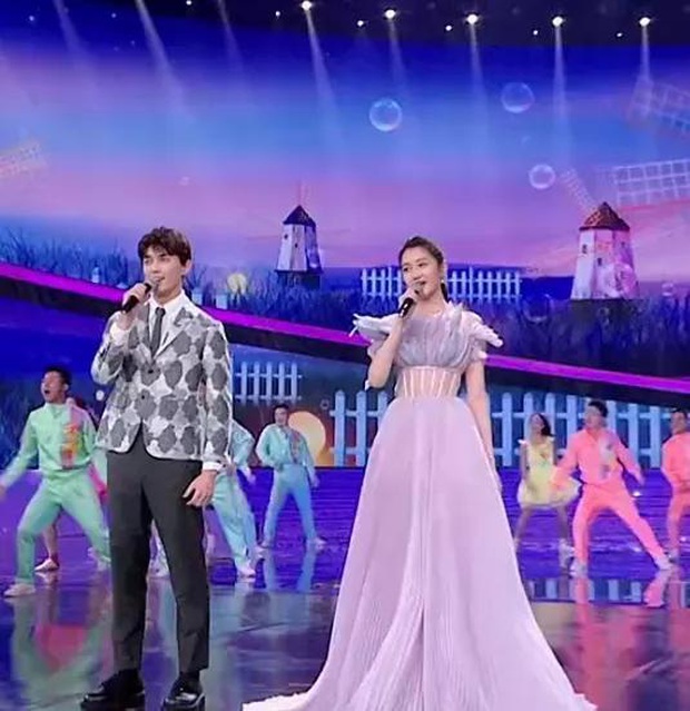 Hàng loạt mỹ nhân lộ khuyết điểm trên sóng CCTV: Angela Baby lão hoá, Dương Tử vòng 2 lớn, thất vọng nhất là Âu Dương Na Na - Ảnh 9. Hàng loạt mỹ nhân lộ khuyết điểm trên sóng CCTV: Angela Baby lão hoá, Dương Tử vòng 2 lớn, thất vọng nhất là Âu Dương Na Na - Ảnh 9.