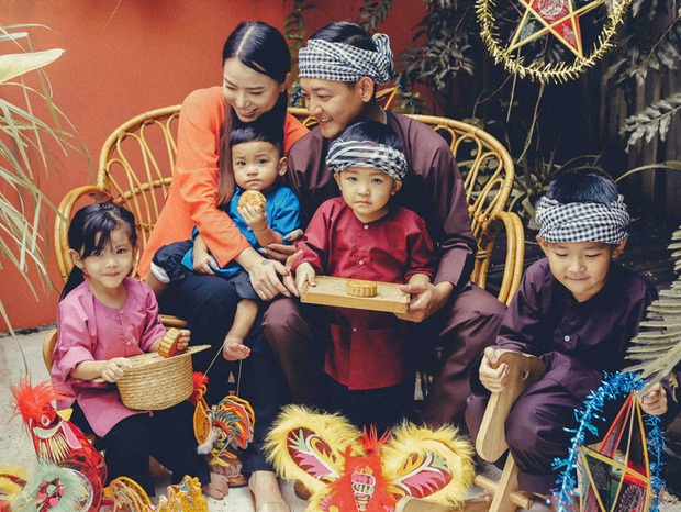 Dàn sao Vbiz vui Trung thu: Vợ chồng Đăng Khôi dạo phố đông đúc, hội Gia đình văn hoá tụ họp, còn Hương Giang nhắn nhủ ai kia? - Ảnh 4.