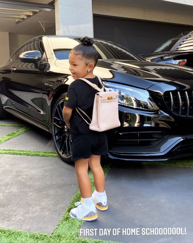Ngày đầu tiên đi học, con gái 2 tuổi rưỡi của Kylie diện ba lô Hermès có giá bằng cả năm học phí trường xịn tại Mỹ - Ảnh 2. Ngày đầu tiên đi học, con gái 2 tuổi rưỡi của Kylie diện ba lô Hermès có giá bằng cả năm học phí trường xịn tại Mỹ - Ảnh 2.