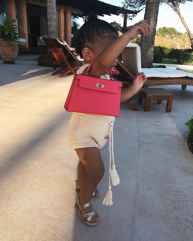 Ngày đầu tiên đi học, con gái 2 tuổi rưỡi của Kylie diện ba lô Hermès có giá bằng cả năm học phí trường xịn tại Mỹ - Ảnh 3. Ngày đầu tiên đi học, con gái 2 tuổi rưỡi của Kylie diện ba lô Hermès có giá bằng cả năm học phí trường xịn tại Mỹ - Ảnh 3.