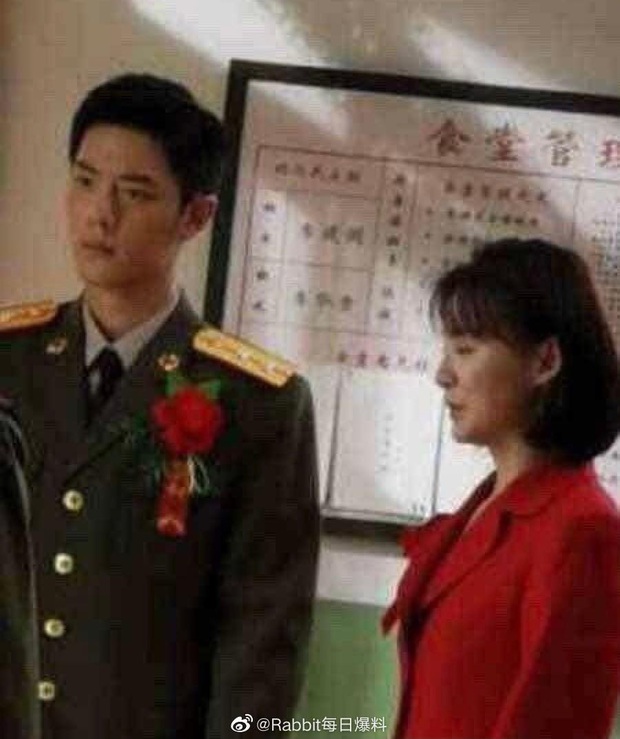 Hết ôm Bạch Lộc, Tiêu Chiến đột ngột làm cha ở phim mới, tung cả ảnh ba ngọn nến lung linh đầm ấm phát hờn á! - Ảnh 3.