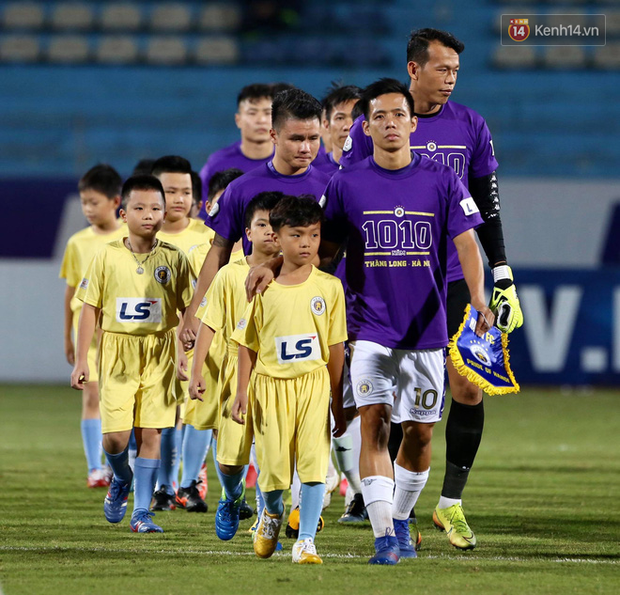 Quang Hải và đồng đội xuất hiện với trang phục đặc biệt, kỷ niệm 1010 năm Thăng Long - Hà Nội - Ảnh 2.