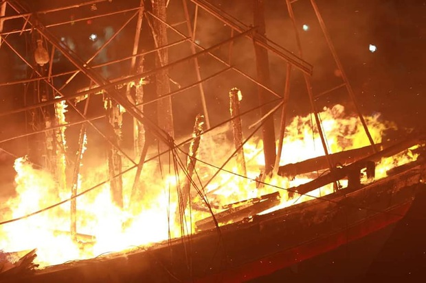 Nghệ An: 4 tàu cá bốc cháy dữ đội trong đêm, thiệt hại hàng chục tỉ đồng - Ảnh 2.