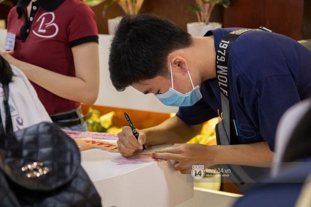 Tân sinh viên và cha mẹ đội mưa lớn vào thành phố nhập học: Cuộc sống xa nhà chính thức bắt đầu! - Ảnh 11.