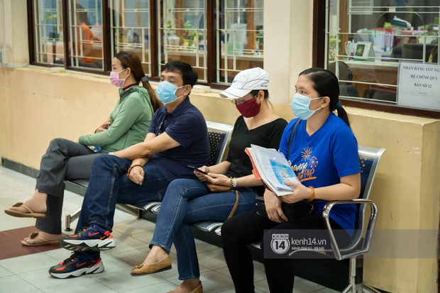 Tân sinh viên và cha mẹ đội mưa lớn vào thành phố nhập học: Cuộc sống xa nhà chính thức bắt đầu! - Ảnh 13.