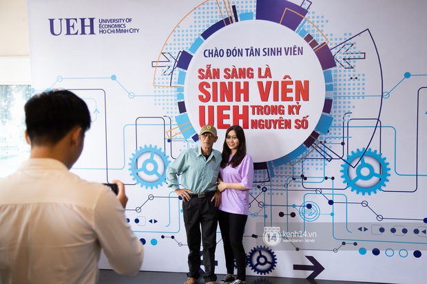 Tân sinh viên và cha mẹ đội mưa lớn vào thành phố nhập học: Cuộc sống xa nhà chính thức bắt đầu! - Ảnh 14.