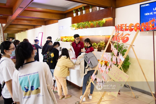 Tân sinh viên và cha mẹ đội mưa lớn vào thành phố nhập học: Cuộc sống xa nhà chính thức bắt đầu! - Ảnh 16.