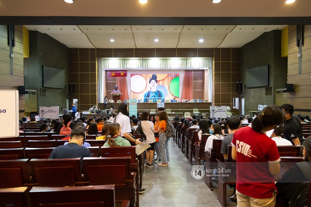 Tân sinh viên và cha mẹ đội mưa lớn vào thành phố nhập học: Cuộc sống xa nhà chính thức bắt đầu! - Ảnh 18.