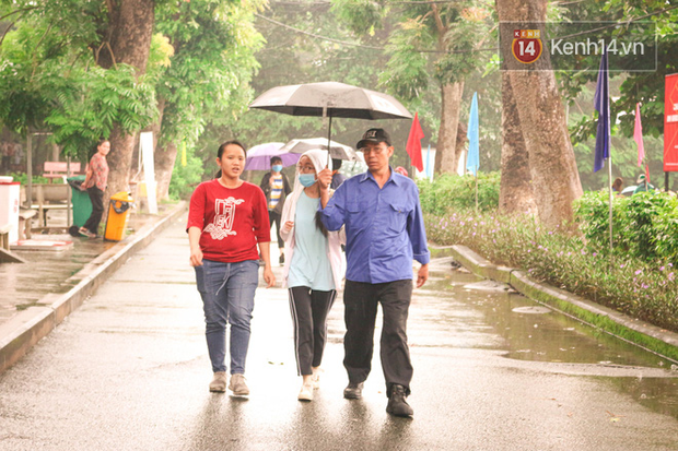 Tân sinh viên và cha mẹ đội mưa lớn vào thành phố nhập học: Cuộc sống xa nhà chính thức bắt đầu! - Ảnh 3.