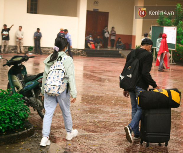 Tân sinh viên và cha mẹ đội mưa lớn vào thành phố nhập học: Cuộc sống xa nhà chính thức bắt đầu! - Ảnh 5.