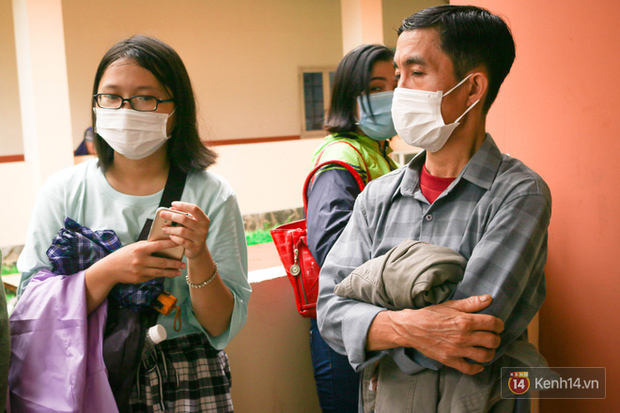 Tân sinh viên và cha mẹ đội mưa lớn vào thành phố nhập học: Cuộc sống xa nhà chính thức bắt đầu! - Ảnh 6.