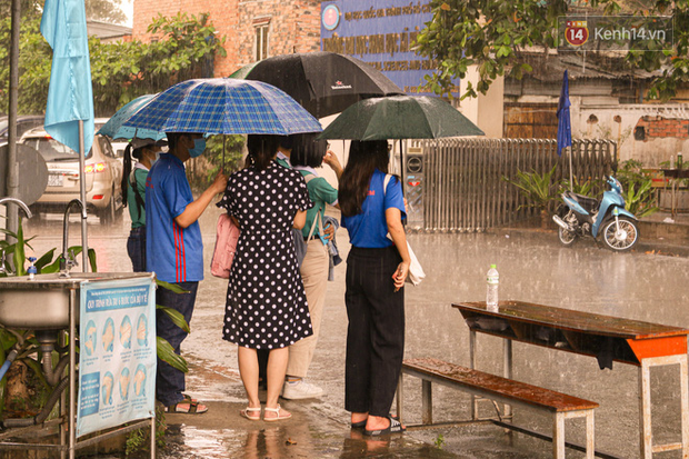 Tân sinh viên và cha mẹ đội mưa lớn vào thành phố nhập học: Cuộc sống xa nhà chính thức bắt đầu! - Ảnh 7.