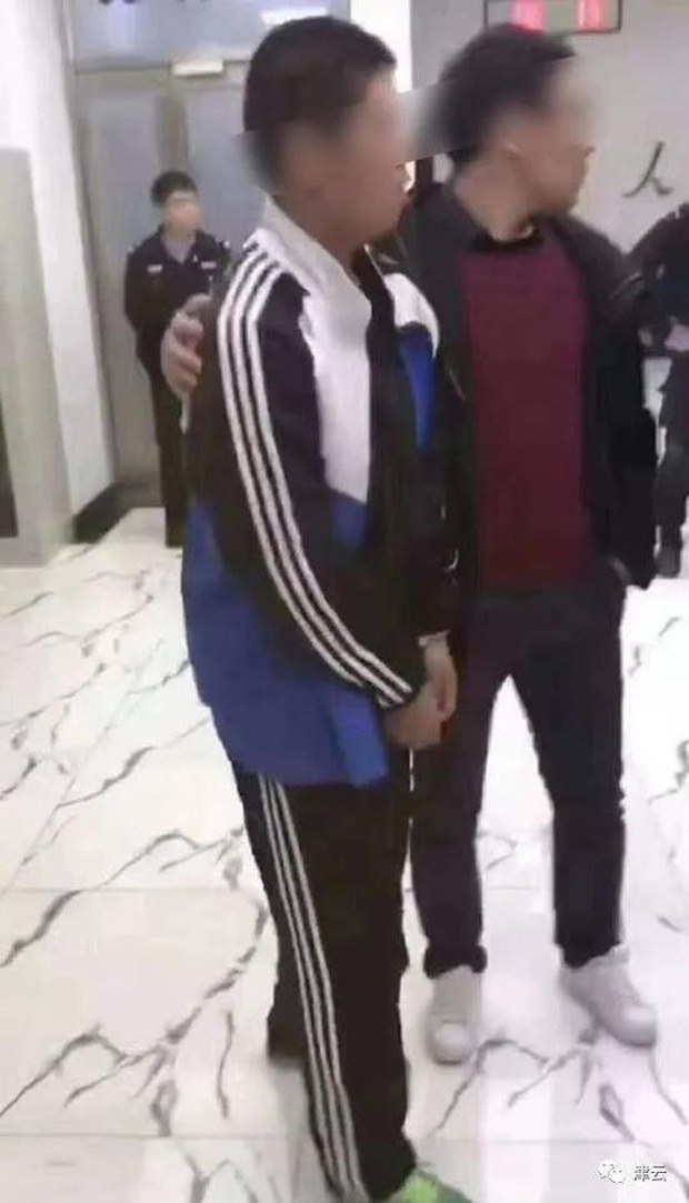 Vụ bé trai 13 tuổi sát hại bé gái 10 tuổi vì xâm hại bất thành: Bố mẹ hung thủ bất ngờ bị bắt giữ khiến dân mạng hả hê - Ảnh 2.