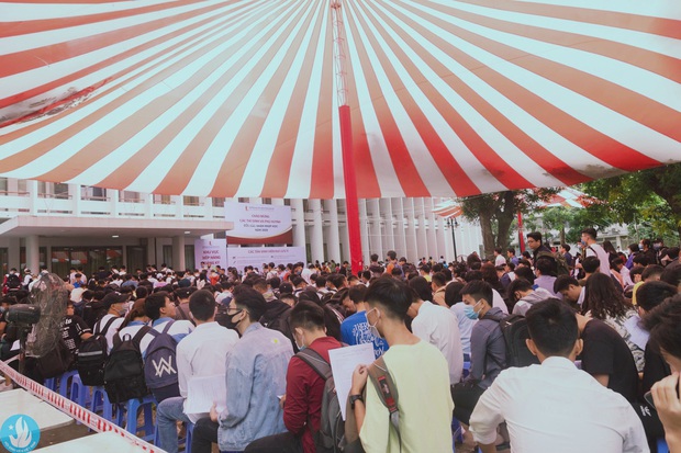 Tân sinh viên và cha mẹ đội mưa lớn vào thành phố nhập học: Cuộc sống xa nhà chính thức bắt đầu! - Ảnh 25.