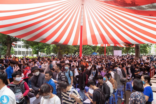 Tân sinh viên và cha mẹ đội mưa lớn vào thành phố nhập học: Cuộc sống xa nhà chính thức bắt đầu! - Ảnh 27.