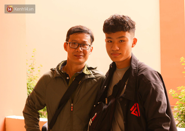 Tân sinh viên và cha mẹ đội mưa lớn vào thành phố nhập học: Cuộc sống xa nhà chính thức bắt đầu! - Ảnh 9.