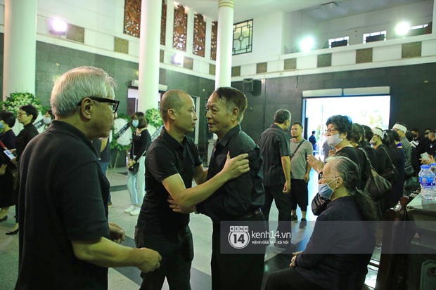 Tang lễ NSƯT Tuấn Phương: Minh Quân, Tiến Minh nghẹn ngào, bố cố nghệ sĩ kìm nén đau thương, tiễn đưa con trai về nơi an nghỉ cuối cùng  - Ảnh 11.