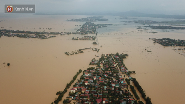 Chùm ảnh, video flycam: Cận cảnh lũ lịch sử nhấn chìm đường sá, ngập hàng ngàn ngôi nhà ở Quảng Bình - Ảnh 5.