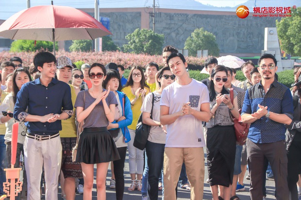 Nhìn Địch Lệ Nhiệt Ba ở hậu trường phim mà lác cả mắt: Từ suýt vồ ếch đến hú hí với dàn trai đẹp, có gì mà chị chưa nếm trải? - Ảnh 1.