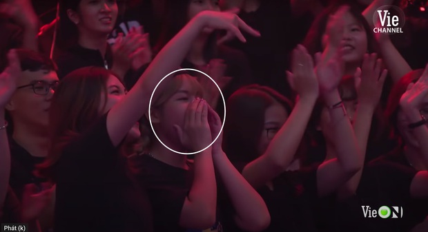 Anh quay phim của Rap Việt đổi crush, lần này là em gái tóc vàng với nụ cười siêu xinh - Ảnh 2.